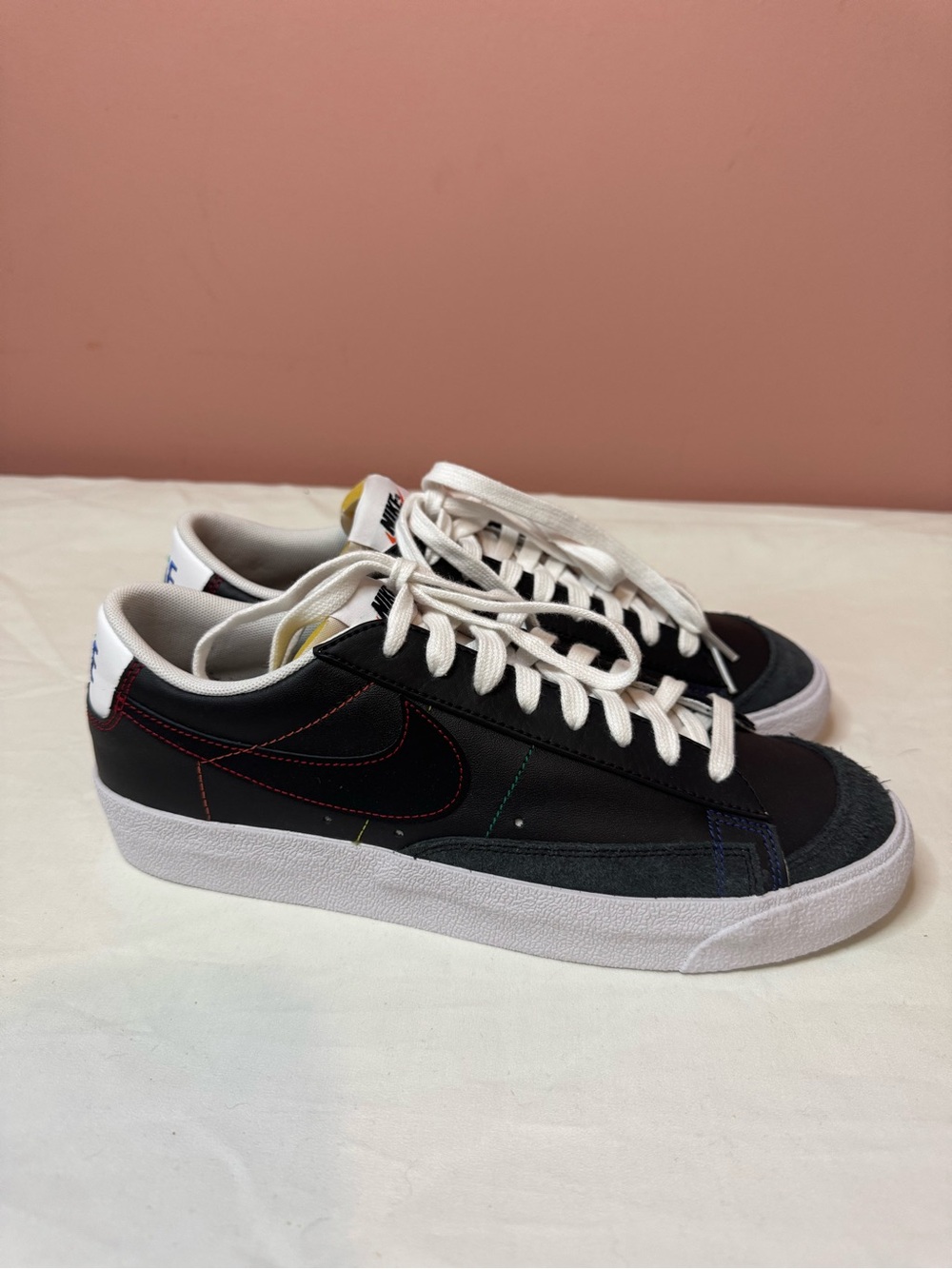 WMNS NIKE BLAZER LOW ‘77 BLACK-BLACK-UNIVERSITY RED SZ 7 [DJ6000-001] size 10.5